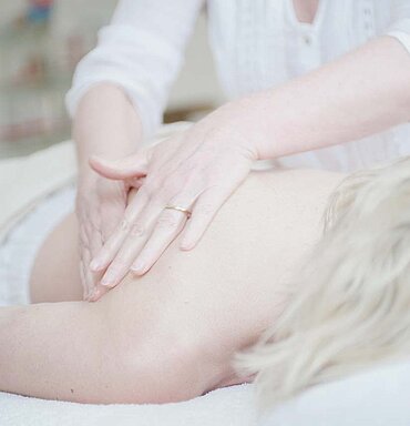  Vrouw ontspant zich tijdens een rugmassage