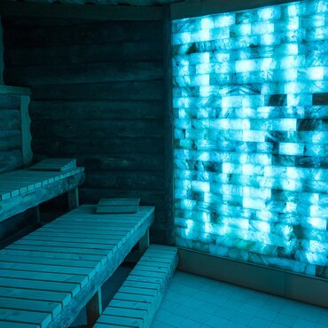 Finlantis-Sauna mit blauer Himalayastein-Wand