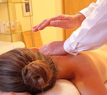 Vrouw krijgt een rugmassage