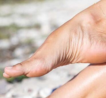 Gestrekte voet met voetmassage