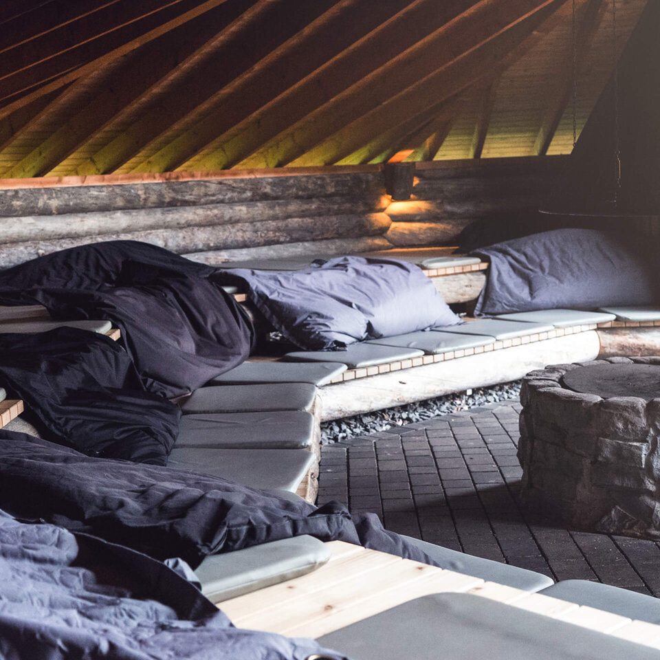 Bequeme Sitzsäcke auf den Holzbänken in der Finlantis-Schutzhütte