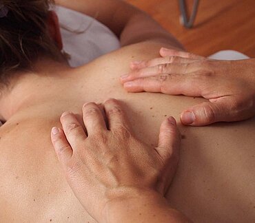 Vrouw ontvangt een rugmassage